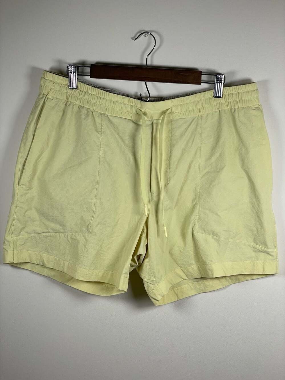 Lululemon Mens Bowline Short 5" Classic Fit Ripstop in Finch Yellow XXL